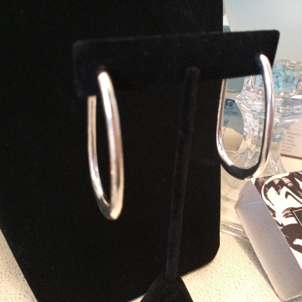 Solid Silvertone Oval hoop  Earrings - Picture 3 of 3